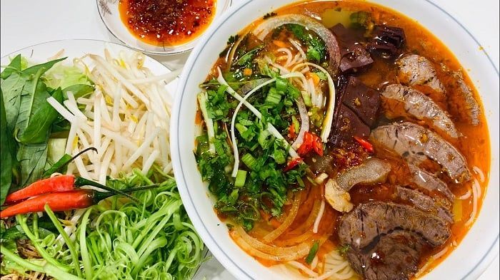 Bún bò Huế ngon tại quán Ba Nghị ở Sài Gòn