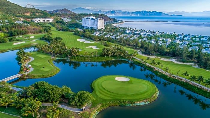 Sân golf có bao nhiêu lỗ?