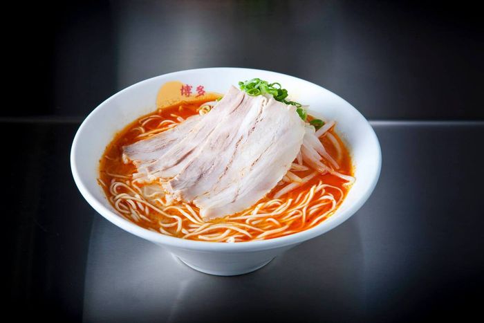 Đây là mì ramen đỏ, sợi mì kết hợp với nước súp đỏ cay đặc biệt, được chế biến với dầu cay hải sản từ trứng Cá Tuyết và tương ớt nguyên chất. Một món đặc biệt, cay nồng tại nhà hàng. Hãy thử nếu bạn là người thích ăn cay.