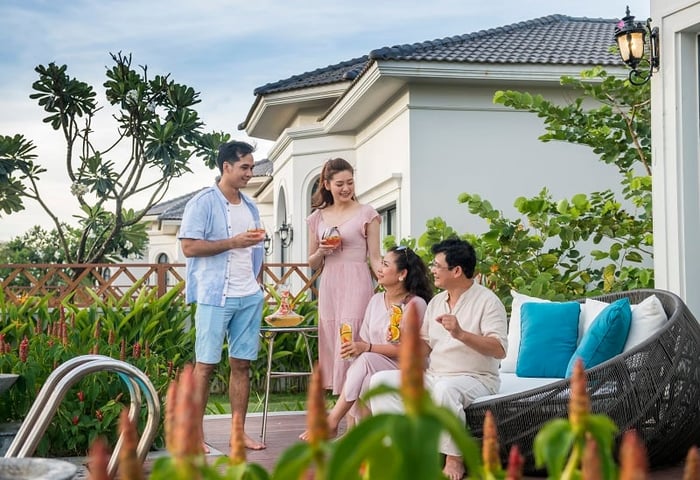 Cơ sở vật chất sang trọng, hiện đại với các phòng khách sạn, villa tiện nghi, có view đẹp.