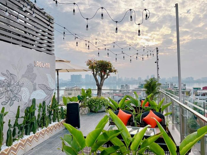 Thưởng thức hoàng hôn tại Laguna Rooftop Hanoi 3