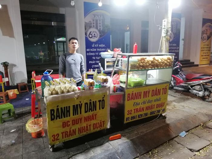 Bánh mì dân tổ ở Hà Nội: Dù phải xếp hàng đợi lâu nhưng vẫn thu hút đông đảo người mua