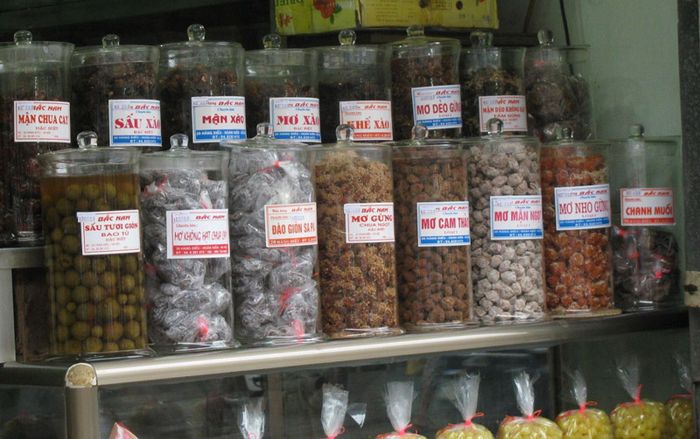 Thưởng thức hương vị tinh tế của ô mai Hàng Đường, một phần không thể thiếu trong ẩm thực đặc trưng của Hà Nội