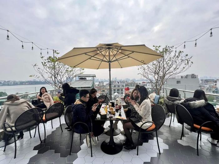 Thưởng thức hoàng hôn trên toàn Hồ Tây tại Laguna Rooftop Hanoi 7