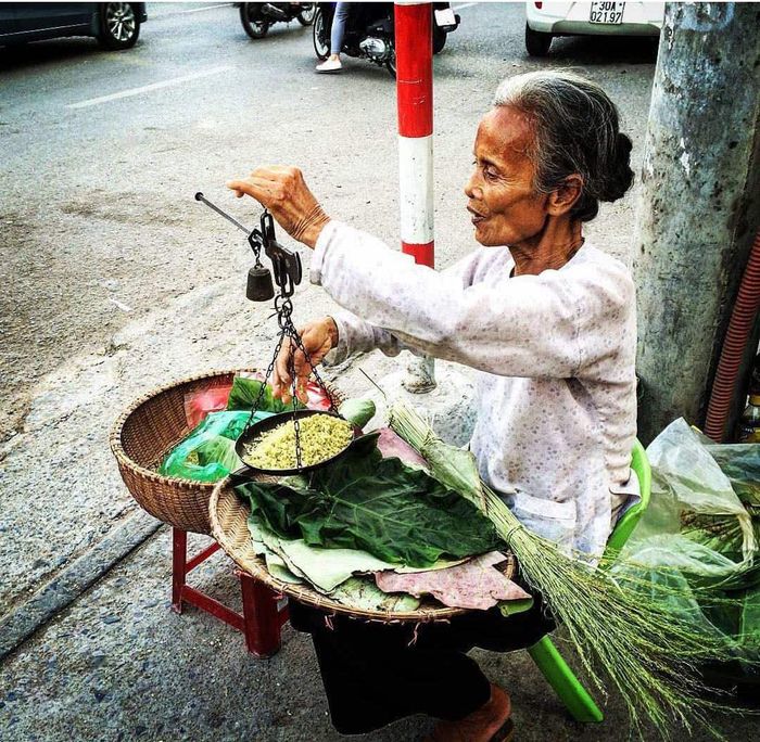 Hương vị mùa thu Hà Nội gói gọn trong cốm làng vòng