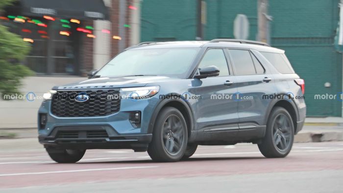 Ford Explorer 2024 đã loại bỏ hoàn toàn các lớp ngụy trang, sẵn sàng cho ngày ra mắt. Xem hình ảnh chụp mặt trước của 2024-ford-explorer-front-view-spy-photo.jpg