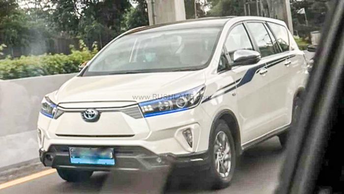 Toyota Innova điện xuất hiện lần đầu trên đường phố