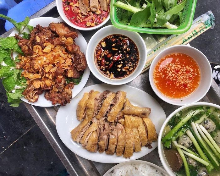 Bún ngan Phùng Hưng thu hút được rất nhiều người ưa thích vì đã có hơn 20 năm kinh nghiệm. Món ăn tại đây mang hương vị truyền thống mà nhiều người tìm kiếm ở các quán ăn lâu đời ở Hà Thành. Quán nằm ngay trung tâm Hoàn Kiếm nên dễ dàng tìm kiếm. Mở cửa từ sáng sớm nên nếu muốn thưởng thức ngay một bát bún ngan để bắt đầu ngày mới thì bún ngan Phùng Hưng là lựa chọn lý tưởng đó nhé!