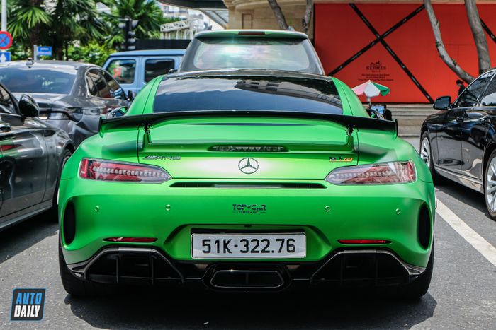 Gặp phải chiếc Mercedes-AMG GT R có giá trên 16 tỷ, màu sơn dễ nhầm với xe của Qua Vũ mercedes-amg-gtr-Mytour-13.JPG