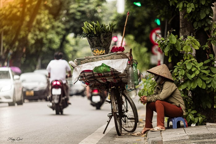 Hòa mình vào cuộc sống của Hà Nội trong một buổi chiều mưa.