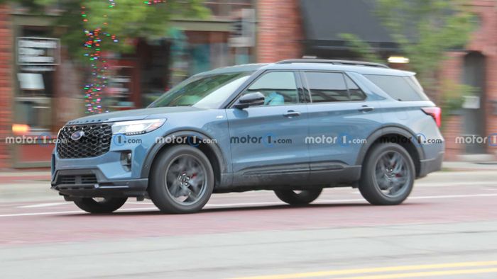 Ford Explorer 2024 đã loại bỏ hoàn toàn các lớp ngụy trang, sẵn sàng cho ngày ra mắt. Xem hình ảnh chụp bên hông của 2024-ford-explorer-side-view-spy-photo.jpg