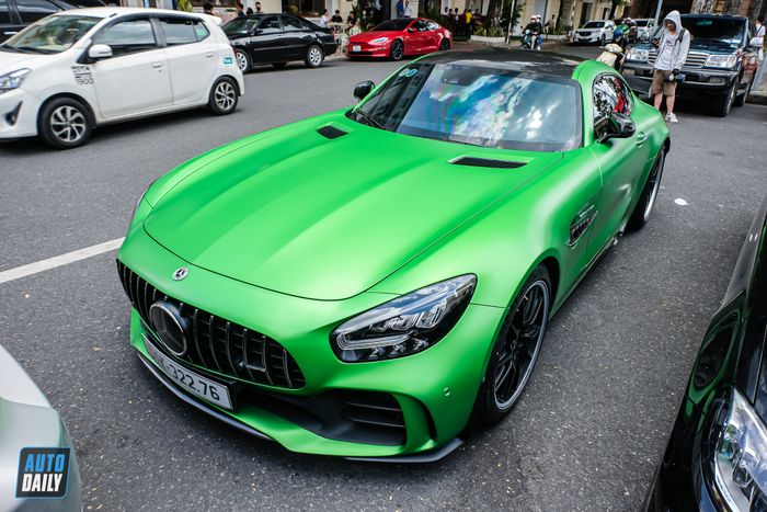 Gặp phải chiếc Mercedes-AMG GT R có giá trên 16 tỷ, màu sơn dễ nhầm với xe của Qua Vũ mercedes-amg-gtr-Mytour-17.JPG