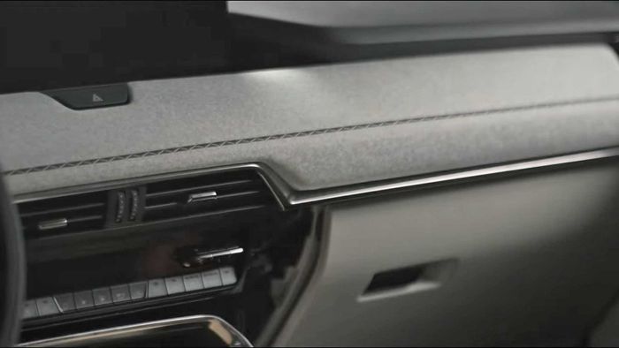 Mazda CX-90 tiết lộ nội thất sang trọng, màu sơn mới mazda-cx-90-interior-teaser-2.jpg