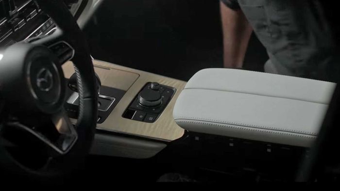 Mazda CX-90 tiết lộ nội thất sang trọng, màu sơn mới mazda-cx-90-interior-teaser-3.jpg