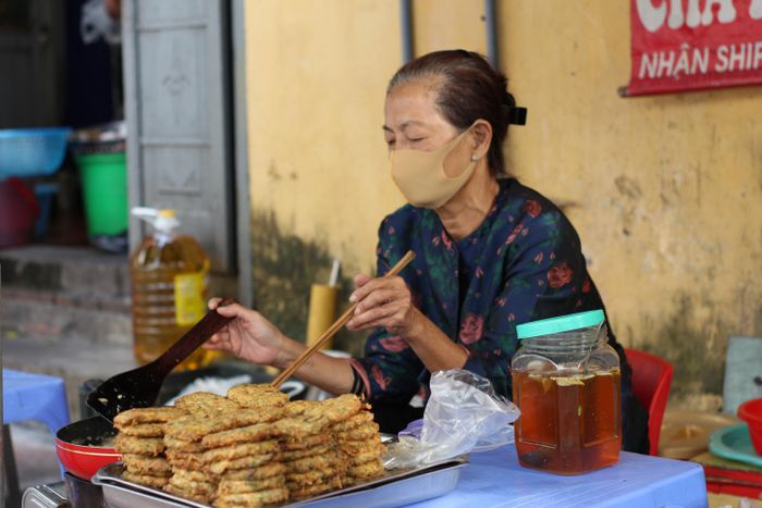 Chả rươi Hà Nội - hương vị đặc trưng của vùng đất sông nước.