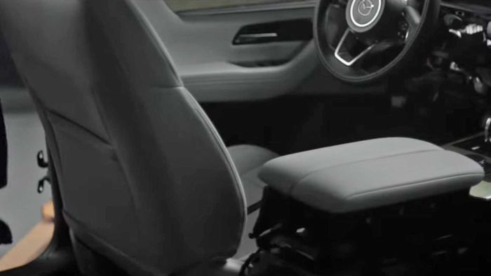 Mazda CX-90 tiết lộ nội thất sang trọng, màu sơn mới mazda-cx-90-interior-teaser-1.jpg