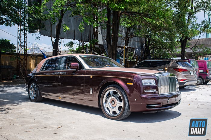 Rolls-Royce Phantom Lửa Thiêng hiện có giá gần 25 tỷ đồng sau 8 năm trở lại Việt Nam với hình ảnh phantom-lua-thieng-1.JPG.