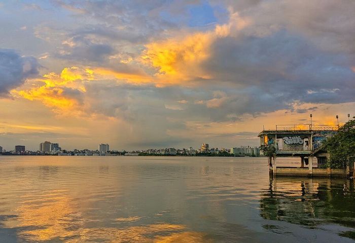 Thưởng thức vẻ đẹp lãng mạn của hoàng hôn trên Hồ Tây, như một bản tình ca đầy cảm xúc