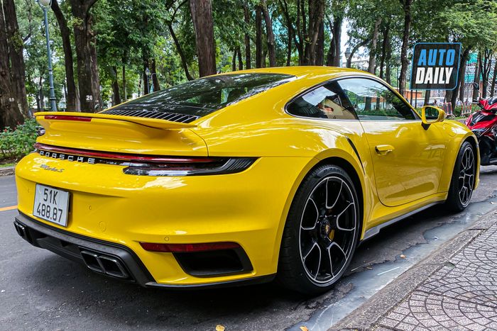 Chiêm ngưỡng chiếc Porsche 911 Turbo S màu vàng độc nhất Việt Nam của đại gia Sài Gòn