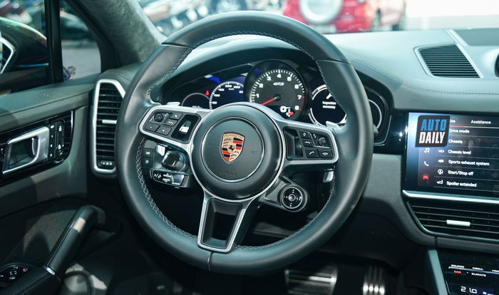 Thông tin chi tiết về chiếc Porsche Cayenne Coupe GTS độc đáo, có giá 9,9 tỷ đồng tại Việt Nam.