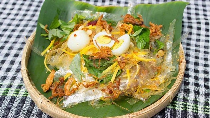 Bánh tráng trộn cần nhiều nguyên liệu để tạo ra hương vị hấp dẫn.