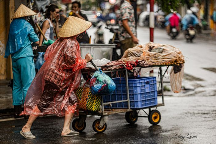 Hòa mình vào nhịp sống của Hà Nội trong một buổi chiều mưa khá là thú vị.