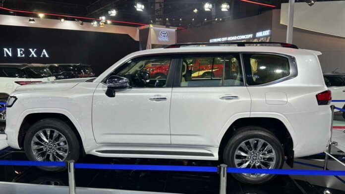 Toyota Land Cruiser 300 ra mắt tại Ấn Độ với động cơ diesel V6 toyota-land-cruiser-lc300-2023-auto-expo-1-696x392.jpg
