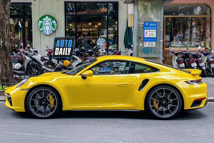 Chiêm ngưỡng chiếc Porsche 911 Turbo S màu vàng độc nhất Việt Nam của đại gia Sài Gòn