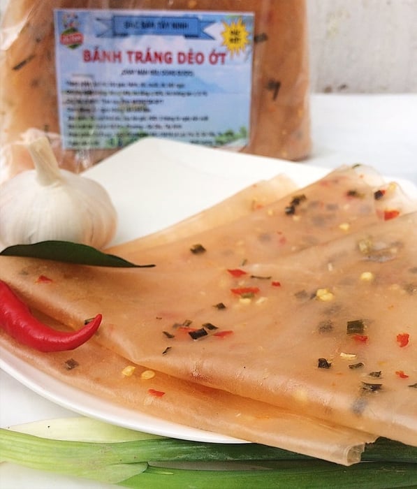 Bánh tráng là một món ăn đặc trưng của vùng Tây Ninh, mang đậm hương vị của miền đất này.