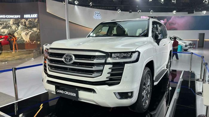 Toyota Land Cruiser 300 được giới thiệu tại Ấn Độ với động cơ diesel V6 toyota-land-cruiser-lc300-2023-auto-expo-2-1068x601.jpg