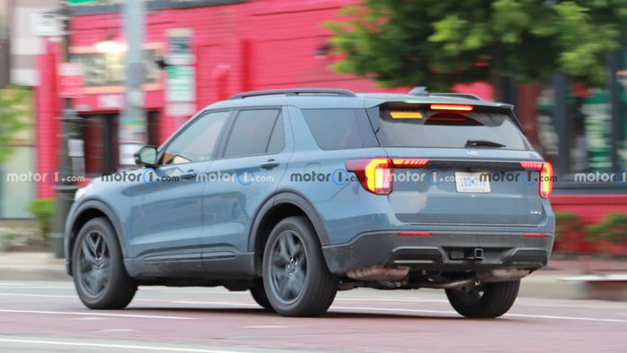 Ford Explorer 2024 đã loại bỏ hoàn toàn các lớp ngụy trang, chuẩn bị cho ngày ra mắt. Xem hình ảnh chụp mặt sau của 2024-ford-explorer-rear-view-spy-photo.jpg