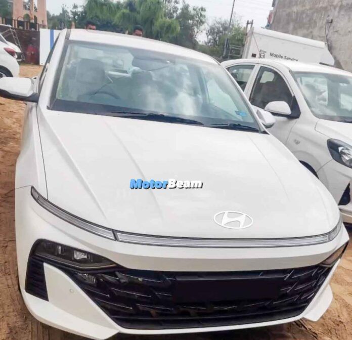 Ảnh thực tế Hyundai Accent 2024: Thiết kế thể thao đẳng cấp, đáng để chờ đợi 2023-hyundai-verna-spied-dealer-launch-price-interiors-1-696x672.jpg