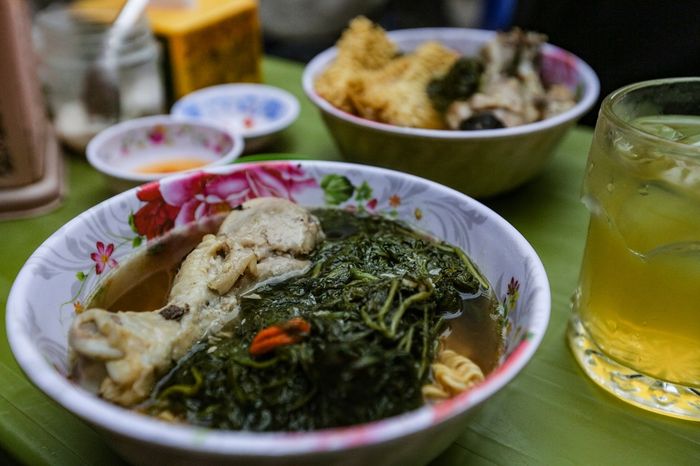 Cồn cào trước 8 quán gà tần Hà Nội nổi tiếng với hương vị thơm ngon được khắp nơi khen ngợi.