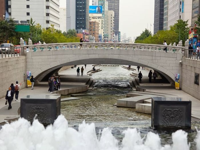 Khám phá suối Cheonggyecheon, điểm sáng giữa lòng Seoul