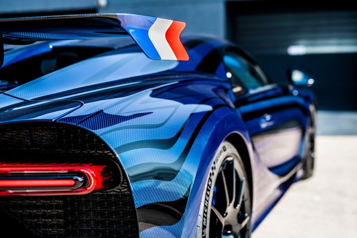 Cặp đôi Bugatti Chiron có màu sơn cá nhân hoá, mất 5 tuần để hoàn thiện bugatti-chiron-vagues-de-lumiere-8.jpg