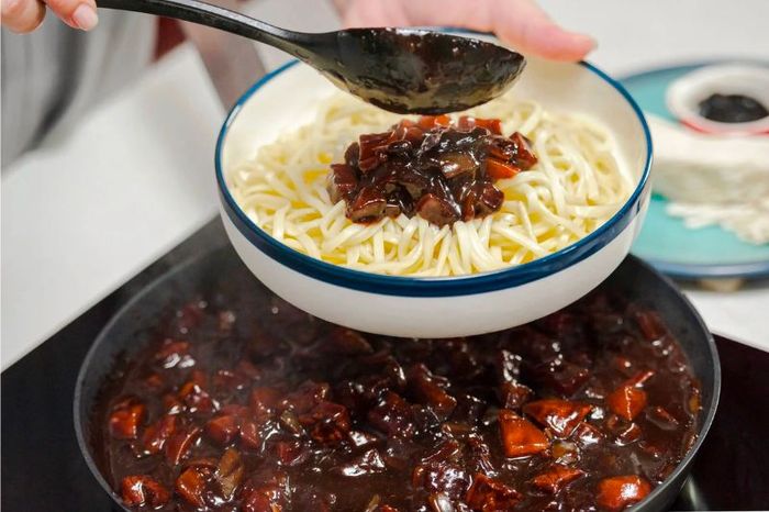 Thưởng thức mì Jajangmyeon ngon và nổi tiếng ở Hàn Quốc 5