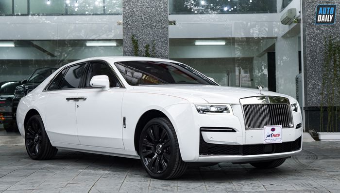 Ảnh chi tiết của chiếc Rolls-Royce Ghost với giá hơn 40 tỷ đồng mới về Việt Nam (rolls-royce-ghost-2022-Mytour-6.jpg)