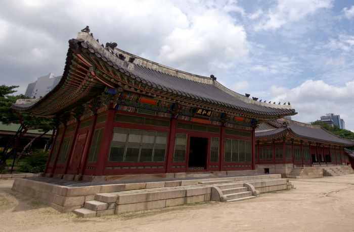 Điện Hamnyeongjeon là điểm đến phổ biến khi khám phá Cung điện Deoksugung.