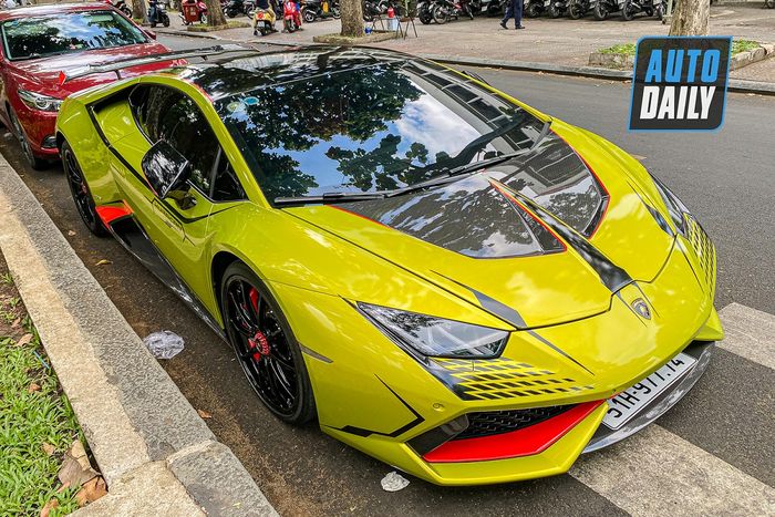 Minh Nhựa đang thưởng thức cảm giác đặc biệt khi lái chiếc Aston Martin Vantage và Lamborghini Huracan độ khủng trên đường phố.