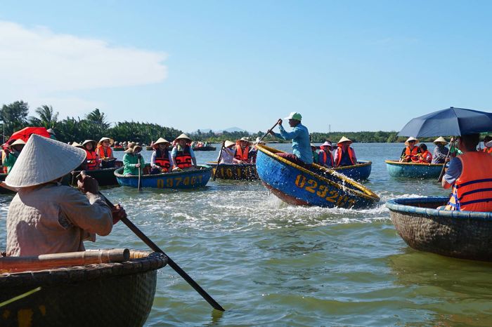 Khu sinh thái rừng dừa Bảy Mẫu Hội An - Trải nghiệm múa thuyền thúng trên sông là trải nghiệm đặc biệt