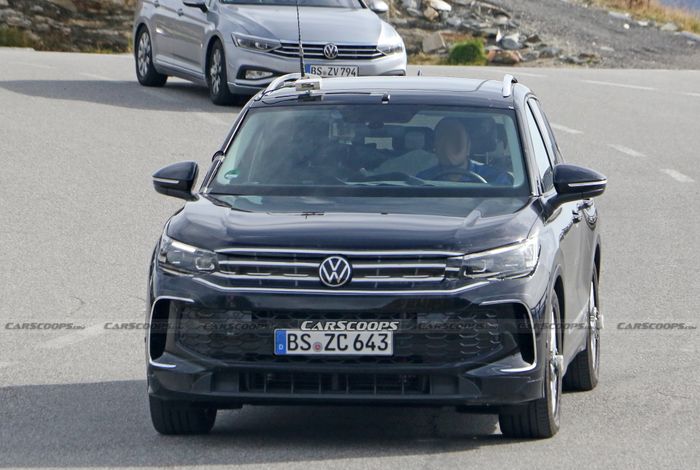 Volkswagen Tiguan 2024 tiết lộ nội thất mới với màn hình kiểu máy tính bảng 2024-vw-tiguan-26.jpg