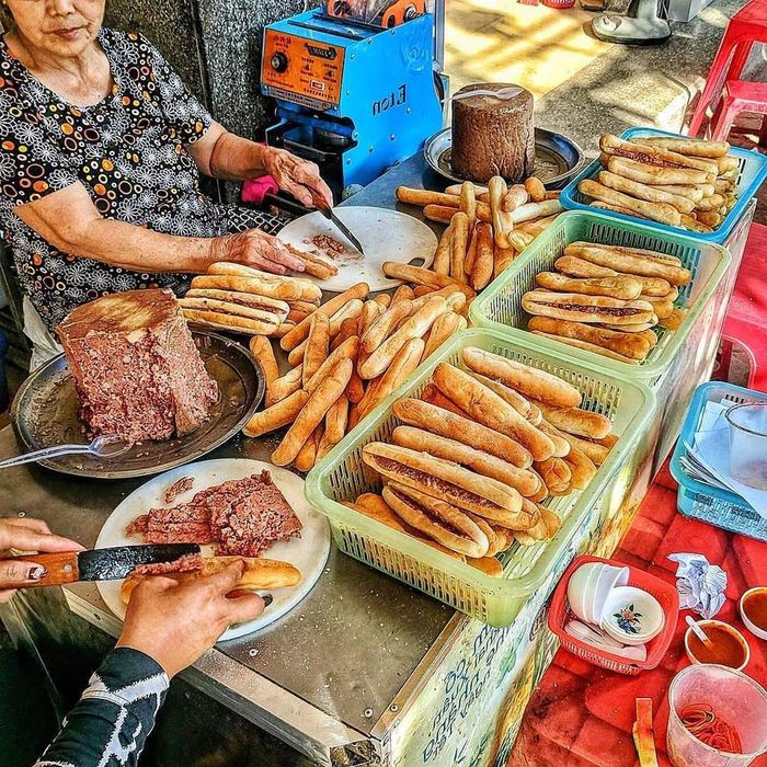 Giải mã sức hút của Bánh mỳ cay Hải Phòng - một món ăn khiến người ta nghiện