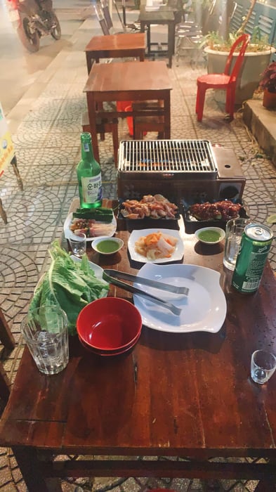 Nướng Khói BBQ Hội An - Thưởng thức thịt nướng và uống rượu soju trên vỉa hè Phố cổ