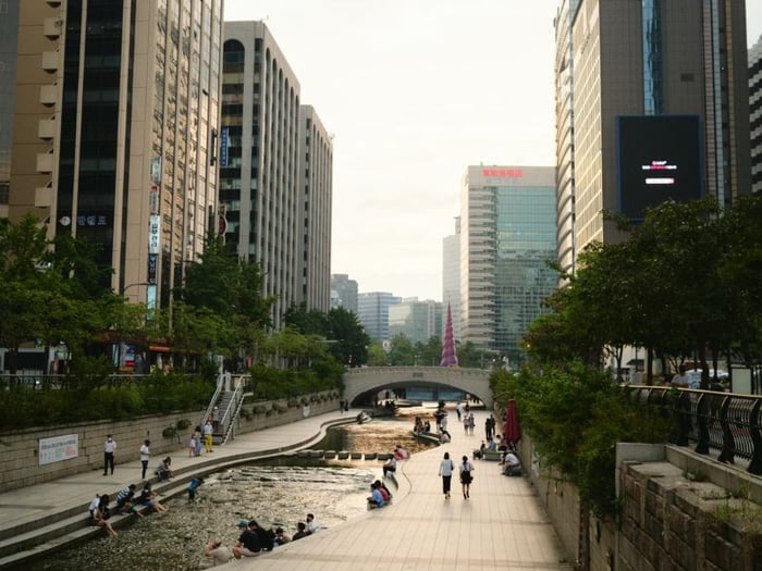 Khám phá suối Cheonggyecheon, một ốc đảo xanh mát giữa lòng Seoul 6