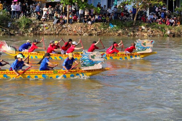 Lễ hội đua thuyền Hải Phòng trên dòng sông Hòn Ngọc đang diễn ra sôi động