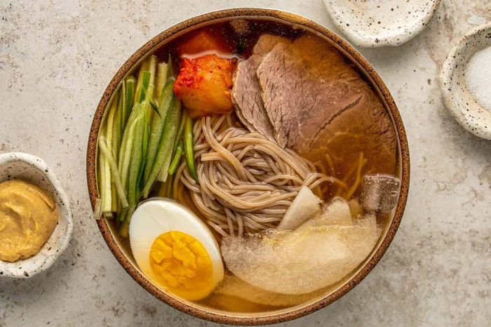 Naengmyeon, món mì lạnh đặc trưng của Hàn Quốc, là điểm sáng không thể thiếu trong ẩm thực mùa hè.