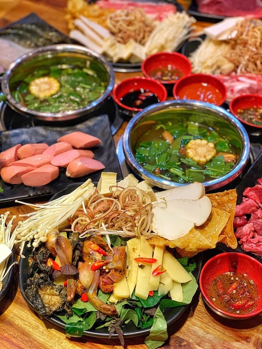 Đứng trong danh sách Top 8 Quán ăn tối ngon tại Hải Phòng, Single HotPot không chỉ nổi tiếng với độ ngon mà còn với không gian và dịch vụ chất lượng.