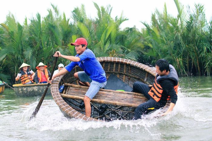 Khu sinh thái rừng dừa Bảy Mẫu Hội An - Trải nghiệm múa thuyền thúng trên sông là trải nghiệm đặc biệt