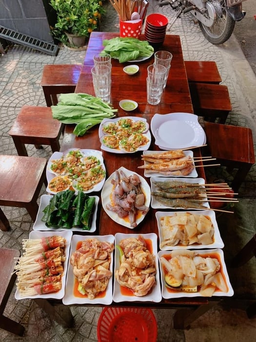 Nướng Khói BBQ Hội An - Thưởng thức thịt nướng và uống rượu soju trên vỉa hè Phố cổ