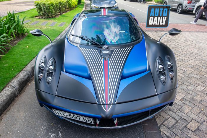 Minh Nhựa điều khiển Pagani Huayra trị giá hàng trăm tỷ xuống phố, gặp gỡ với Ferrari F8 triệu đô của Cường Đô-la